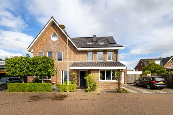 Prachtige twee-onder-een kapwoning  met grote tuin in een rustig hofje midden in een villawijk